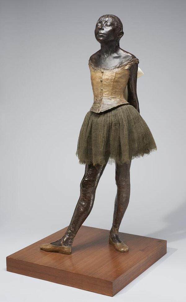 Degas'ın en ünlü bale eseri olan On Dört Yaşındaki Küçük Dansçı, 19. yüzyılda balede gerçekleşen cinsel tacizin çirkinliğini göstererek birçok eleştiri toplamıştı.