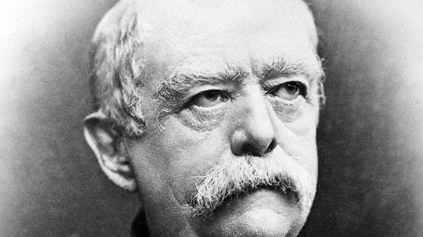 Prusya başbakanı olarak Almanya'yı birleştirmek ve Alman İmparatorluğu'nu kurmak için acımasızca yöntemler kullanan Otto von Bismarck öldü.