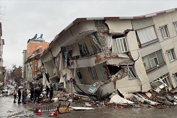 Üşümezsoy, "Adana, geniş bir havza. Bu havza Seyhan ve Ceyhan nehirlerinin deltası. Jeolojik ortam olarak da kuzeyden Toroslar güneybatıya doğru faylar yanal olarak aşağı doğru havzanın dibinde hareket ediyorlar. Havza, Akdeniz'in güneye çekilmesiyle genişliyor. Kıbrıs'ın güneye doğru hareketiyle de bir yandan çöküyor. Bu bölgede zayıf bölgeler var ve zemin şiddeti aynı duyuyor. Fayı bulduk, bundan uzaklaşarak bina yapalım fikri doğru değil. Orası şehir kurmaya uygun değil. Ova içindeki faylar örtülmüş ve yumuşak tabakalar içinde. Orada şehir kurulduğu zaman deprem olup da inşaatlar batsa da oraya yeniden şehir kuruluyor, tıpkı Antakya'da olduğu gibi" yorumunda bulundu.