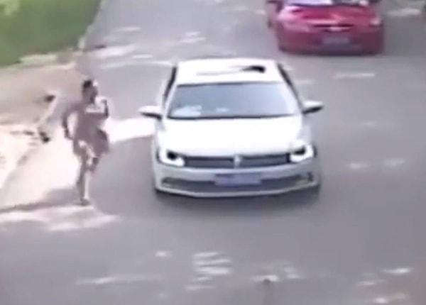 Çin'de yaşandığı iddia edilen korkunç olay kısa sürede sosyal medyada gündem oldu. Bir safari gezisinde yaşandığı belirtilen videoda bir kadın, eşiyle tartışmak için araçtan iniyor ve direksiyonun olduğu tarafa doğru ilerliyor.