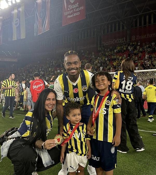 Ünlü futbolcu, Fenerbahçe’nin Medipol Başakşehir'i mağlup ettiği Ziraat Türkiye Kupası finalinin ardından eşi ve çocuklarıyla çektiği fotoğrafı sosyal medyada paylaştı.