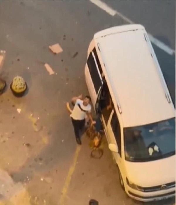 Telefon kameralarına yansıyan bu görüntülerde ise bir kişinin tartıştığı bir kadını sokak ortasında darp ettiği görülmüştü.