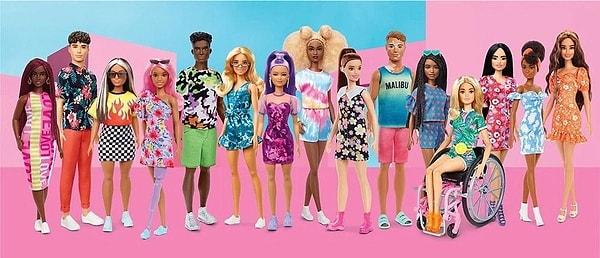 "Barbie'nin popülaritesi giderek azalırken üretici firma Mattel, onu çeşitli yeni görünümlerle tekrar popüler hale getirmeye odaklandı."