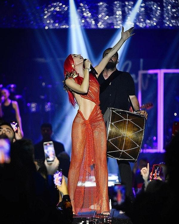 Son olarak İzmir'de özel bir mekanda verdiği konserinde kırmızı transparan elbisesiyle gündem olan Gülşen çok konuşulmuştu.