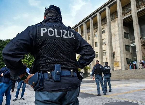 İtalyan polisinin yükselen suç oranını düşürmek için elinden gelenin en iyisini yapmasına rağmen şehirde gasp ve araba hırsızlığı gibi suçlar artıyor.