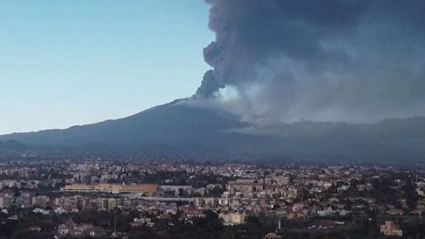 Catania, Etna Dağı'nın sık sık patlamaları nedeniyle yıllar içinde önemli bir turistik cazibe merkezi haline geldi.