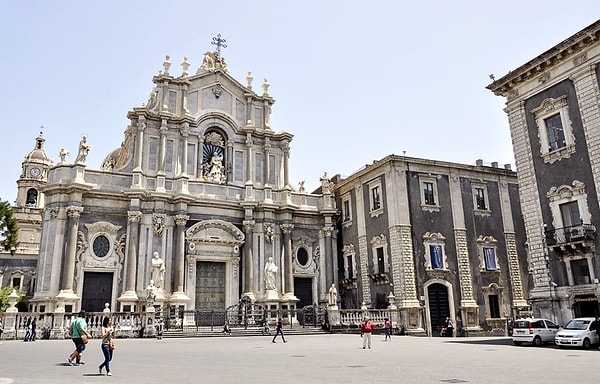 Seyahat güvenliği sitesi Travelsafe-abroad, Catania'yı ziyaret eden turistlere şunları tavsiye etti: "Pahalı mücevherler takmayın. Çantanızı güvenli bir şekilde taşıyın ve yanınızda çok fazla nakit taşımadığınızdan emin olun."