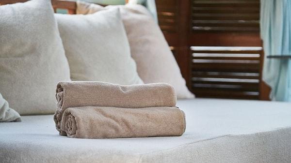 Otel odalarında bulunan havlu ve yastık kılıflarının nasıl temizlendiğini biliyor muydunuz? Birçoğumuz bunların müşteri gittikten sonra yıkamaya gönderildiğini zannediyoruz ama durum tam olarak böyle değil.