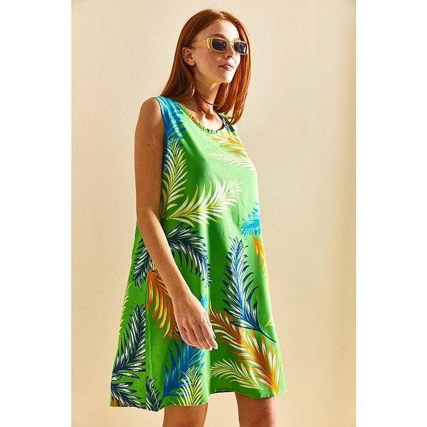 19. Yılın modası tropikal desenli bu elbise ile kendinizi deniz kenarında hissedeceksiniz.
