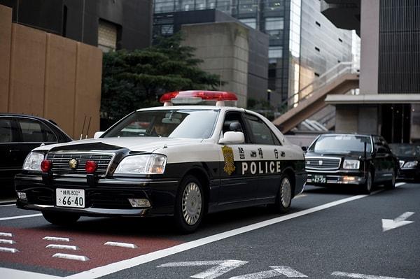 İki hafta sonra Tokyo Büyükşehir Polisi baskı altında 100 kişilik yeni bir ekibi davaya atadı ve daha önce göz ardı edilen hayati bir ipucu tespit edildi.