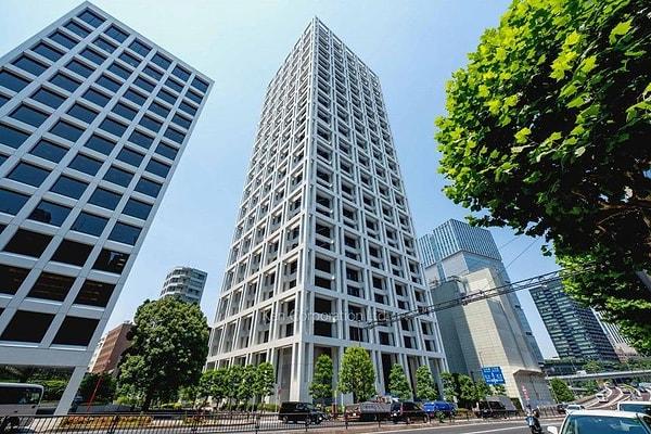 Polis olayın yerini, iki dairenin Plant Orihara adlı bir şirket tarafından kullanıldığı Moto-Akasaka Towers adlı lüks bir apartman bloğuna kadar takip etti. Bina yöneticisi, sahibinin yüzünü gizleyen ve çok sayıda son model araç kullanan tuhaf bir adam olduğunu söyledi.