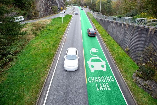 Aynı betonların otoyollarda kullanılması senaryosunda ise günümüz elektrikli otomobillerin seyir halindeyken bile şarj olabildiğini görmemiz mümkün.