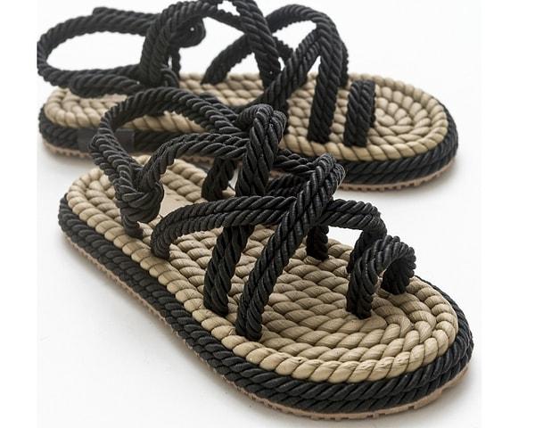 8. Bu şık ve rahat sandaletler, sıcak yaz günlerinde hem konfor hem de stil arayanlar için mükemmel bir seçenek haline geldi.
