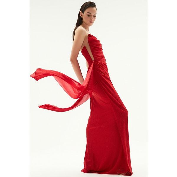 3. Transparan detaylı straplez gece elbisesi, kırmızı sevenler için güzel bir tercih olacaktır.