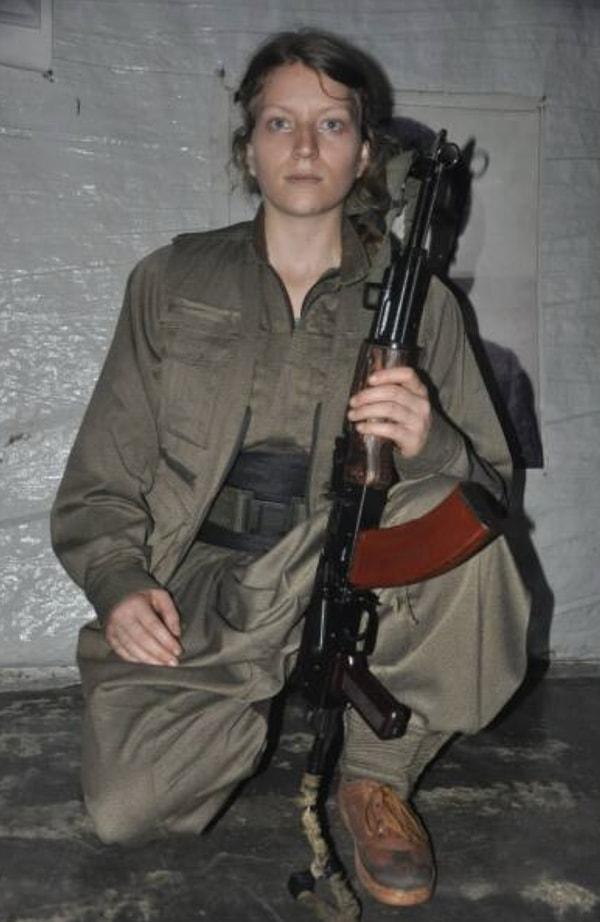 Alman teröristin PKK'nın kadın yapılanmasının tepe isimlerinden olan ve İçişleri Bakanlığı’nın en çok aranan teröristler listesinin 10 milyon lira para ödüllü kırmızı listesinde yer alan Zozan Çewlik kod adlı Emine Serinyel'in de yakın korumalığını yaptığı bildirildi.