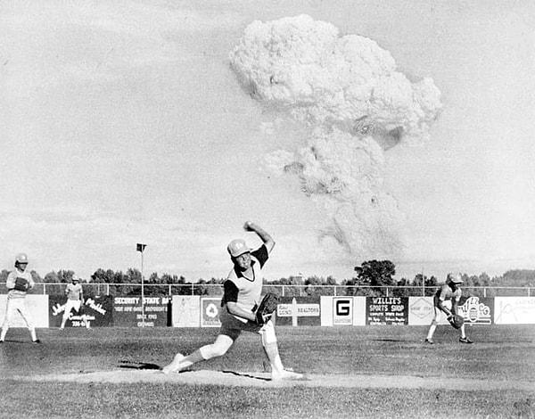 10. 18 Mayıs 1980'de yerel bir beyzbol maçı sırasında patlayan St. Helens Dağı'nın fotoğrafı 👇