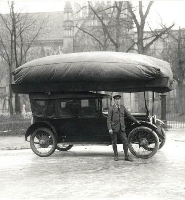 16. Aracının üzerinde gaz balonu bulunan bir taksi şoförü, 1917