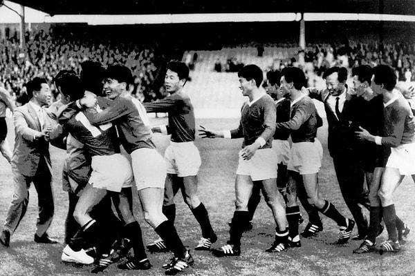 2. Kuzey Kore oyuncuları, Dünya Kupası'nda İtalya'yı yendikten sonra kutlama yapıyor. (1966)