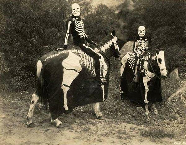 3. Eskiden Cadılar Bayramı kostümleri düşük bütçeli olsa da çok ilginçmiş! (1920'ler)