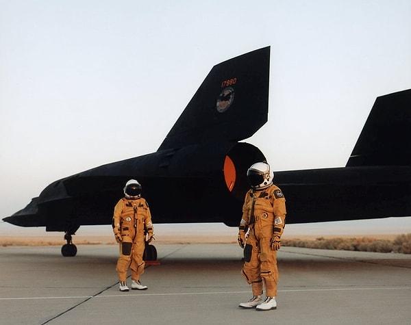 7. NASA Lockheed SR-71 Blackbird mürettebatı, basınçlı uçuş giysileri içinde uçağın yanında. (1991)