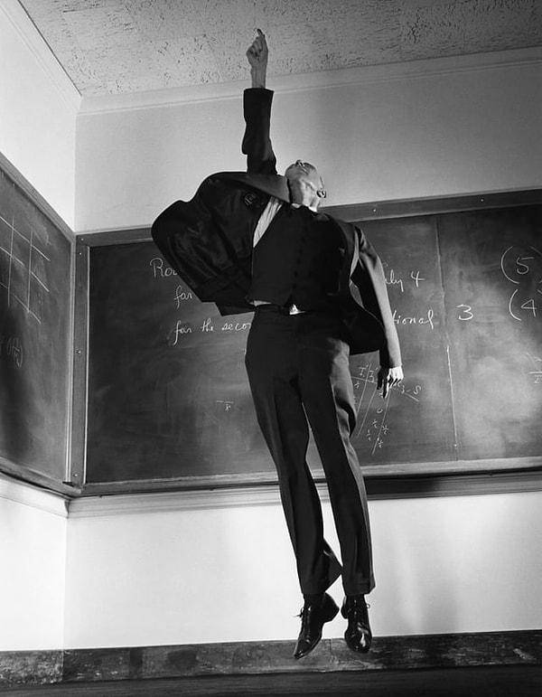 8. Filmiyle son dönemlerin en ünlü isimlerinden Amerikalı fizikçi J. Robert Oppenheimer. (1958)