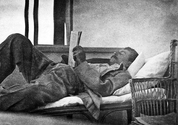 10. Düğmeleri açık bir ceketle uzanıp kitap okuyan Joseph Stalin. (1920)