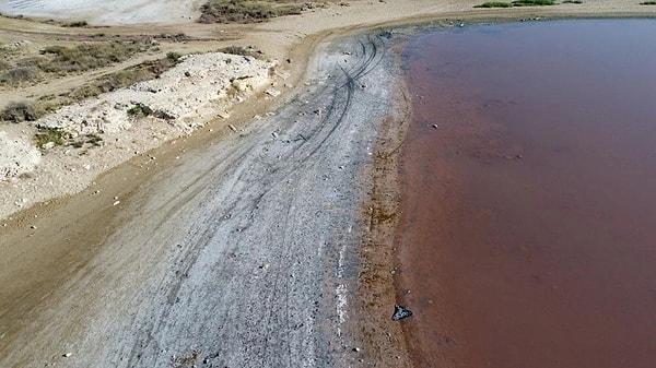 Bu yıl ise ağustos ayının başında pembe renge bürünen göl, drone ile havadan görüntülendi.