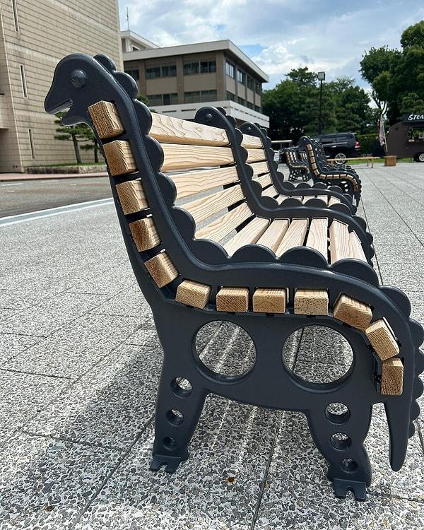 1. Japonya'nın dinozor fosilleriyle ünlü olan Fukui şehrinde banklar bile dinozor şeklinde!