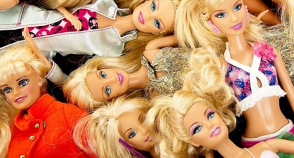 Barbie, 80'lerde ise çarpıcı bir rock yıldızı haline geldi.