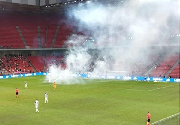 Tirana-Beşiktaş karşılaşması, sahaya atılan meşaleler nedeniyle 15 dakika geç başladı.