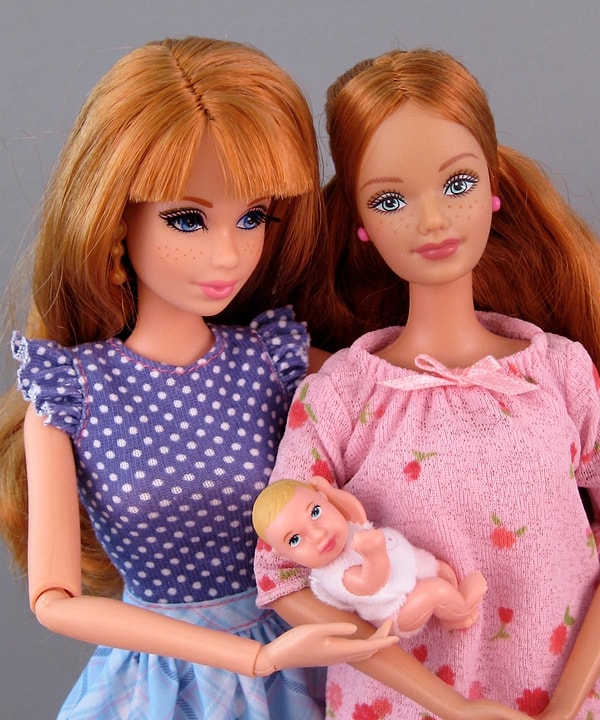 Barbie koleksiyonları ve tarihine dair uzman olan Bradley Justice Yarbrough, Mattel çalışanlarının ilk zamanlarda Barbie'nin çocuklar için fazla çarpıcı olabileceği konusunda endişe duyduklarını belirtiyordu.