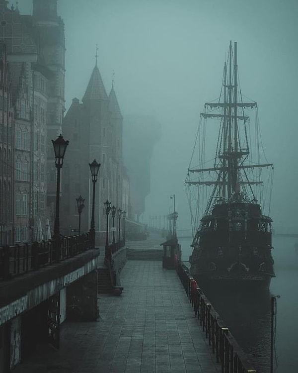 5. Sabahın erken saatlerinde sisli Gdańsk, Polonya👇