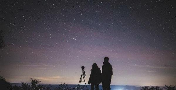 Meteorları izlemek sırt üstü uzanıp yıldızlara bakmak ve beklemekten ibarettir.