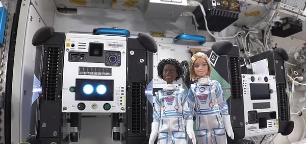 Barbie Uzay Keşfi serisi kapsamında, iki astronot Barbie bebek beyaz uzay giysileriyle pembe ve mavi detaylar, beyaz eldivenler ve beyaz çizmelerle donatılmıştı.