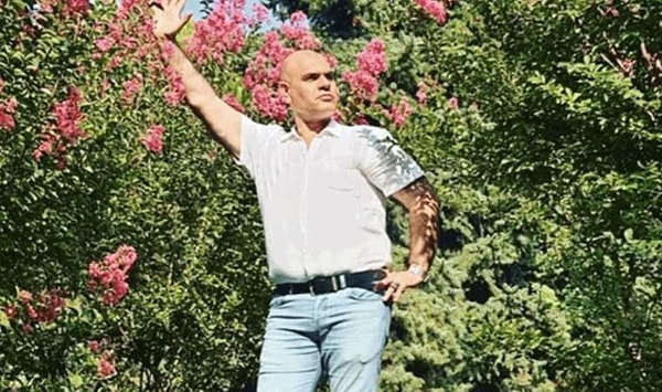 Beni diğer erkeklerle karıştırmayın' diyen Ajdar, hayatına girecek kadın için, 'Ayağımı yalamalı, sabunlamalı' dedi.