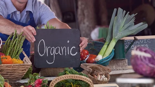 7. "Büyük bir 'organik gıda' marketinde çalışıyordum. Ürünlerimizin çoğu organik değildi. Bazı insanlar ürünleri alır, üzerlerine 'organik sertifikalı' etiketi yapıştırır ve bize satardı. Çok daha yüksek kar elde ettiğimiz için buna devam ettik."