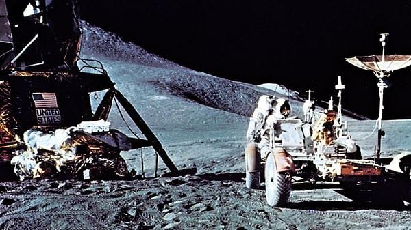 Ay Gezici Araçları ilk kez Ay'da kullanıldı. 1971'de bu gün Apollo 15 astronotları James B. Irwin ve David Scott, ilk olarak dört tekerlekli ve pille çalışan Ay Gezici Aracı'nı kullandılar.