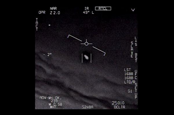 İlginç olan ise 2004'te Nimitz yakınlarında, pilotların da suyun altında büyük bir nesne ve tic tac şekeri benzeri UFO'yu görmesiydi.