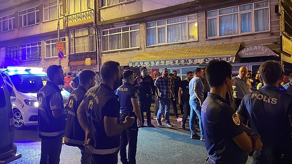 Olay, akşam saatlerinde Fatih Derviş Ali Mahallesi Draman Caddesi'nde meydana geldi. İddiaya göre, kahvehanede okey oynayan iki kişi arasında 30 lira tutan hesap yüzünden kavga çıktı.