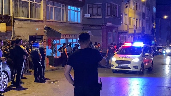 Yumrukların konuştuğu kavgada Avni T. , silahla Erkan Ç.'yi vurarak çevredeki bir binaya gizlendi. Olayı gören civardaki vatandaşlar durumu polis ve sağlık ekiplerine bildirdi.