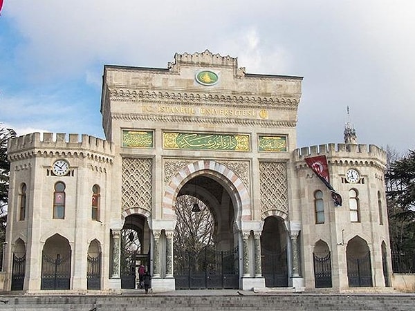 İstanbul Üniversitesi Hukuk Fakültesi'nin mezuniyet töreninde, bir iddia gündeme bomba gibi düştü.