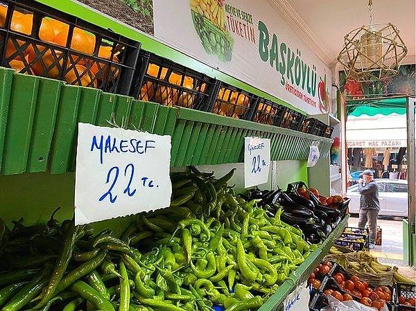 Bodrum'da kurulan pazara gelen vatandaştan fiyatlar yüzünden tepki gören bir esnaf yazdığı etiket ile kapak gibi bir yanıt verdi.