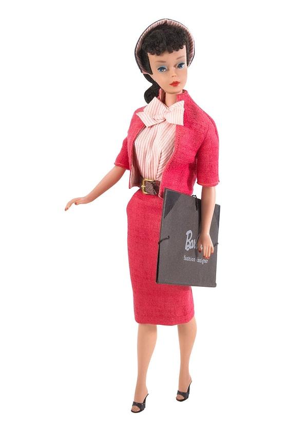 2. 1960'larda Barbie artık bir iş bulmuştu ve kıyafetleri de değişmişti.