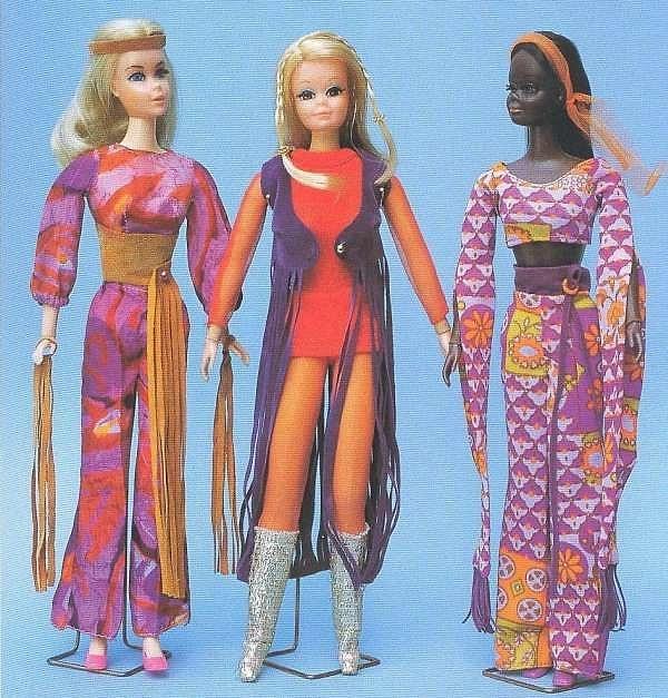 8. 70'lerde Barbie'nin kıyafetleri biraz daha bohem bir hal aldı.