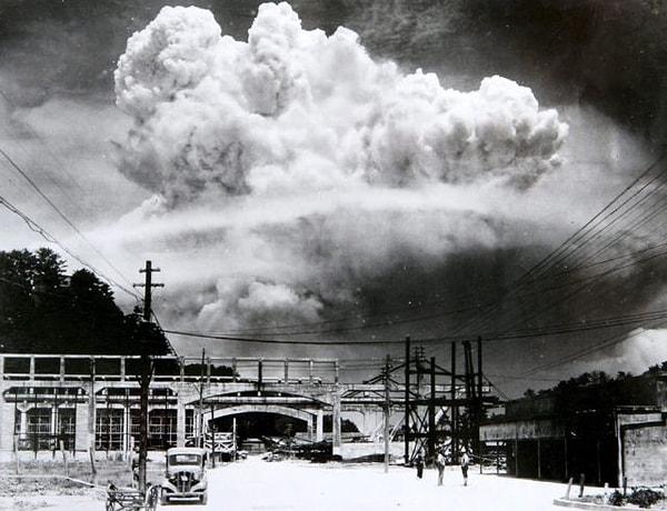 9 Ağustos 1945'te saat 10:58'de ikinci bomba Nagasaki şehrine gönderildi. Burada da 80 bin insan hayatını kaybetti.