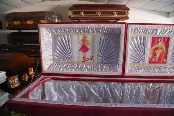 El Salvador'daki bir cenaze evi de Barbie çılgınlığını bir üst seviyeye taşıyarak Barbie kaplı pembe tabutlar sunuyor.