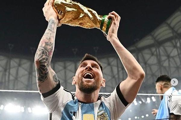Messi'ye "Hey, dünya şampiyonu" diye seslenen Salamanca, ardından Messi'ye Arjantin takımının forması ile bir kalem uzattı.