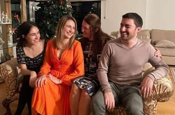 Garipoğlu’nun evden paylaştığı fotoğrafta Sakine Garipoğlu ve arkadaşlarının oturduğu koltuk, Münevver Karabulut'un katledildiği koltuktu.