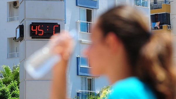 Türkiye'de bir süredir peş peşe yaşanan sıcak hava dalgaları hayatı olumsuz etkiliyor. Mevsim normallerinin oldukça üzerinde seyreden sıcaklıklar İstanbul'u da etkisi altına almıştı.