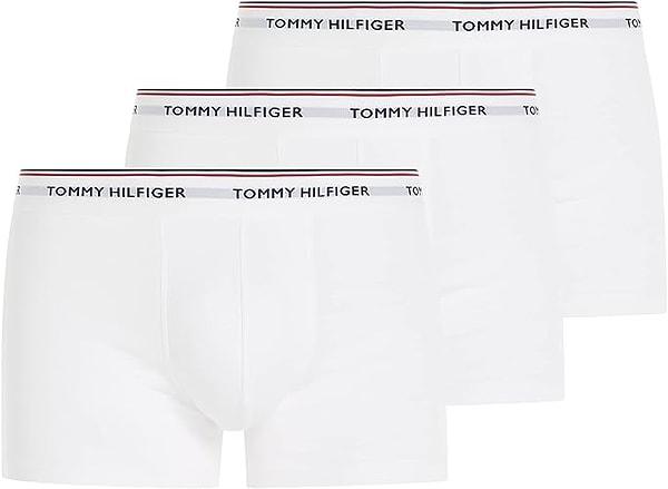 14. Tommy Hilfiger marka 3'lü beyaz boxer seti, klasiklerden hoşlanan erkekler için.